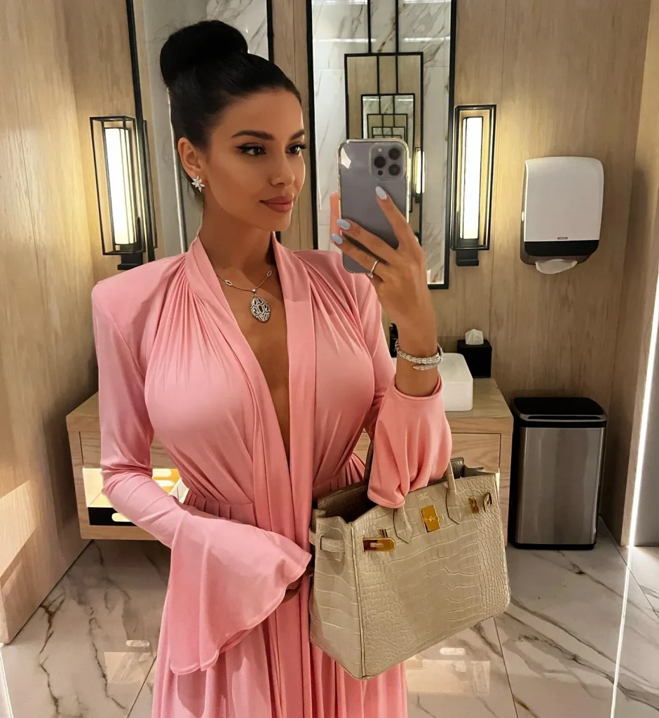 Эскорт-модель