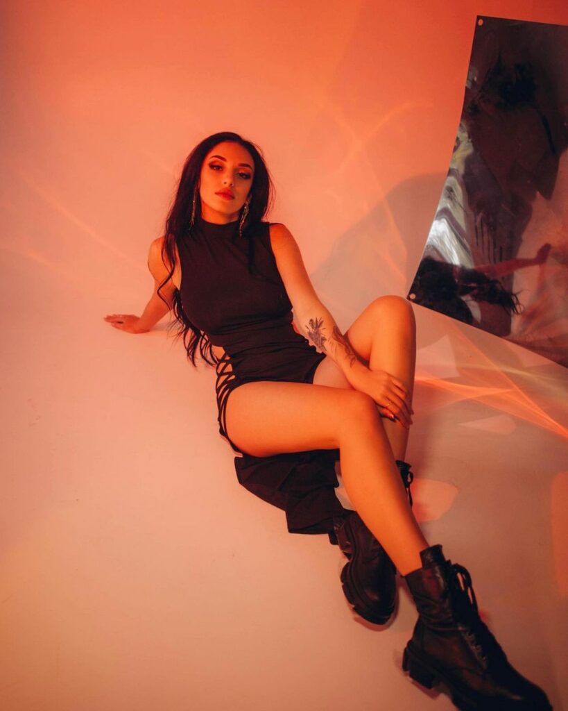 Эскортница